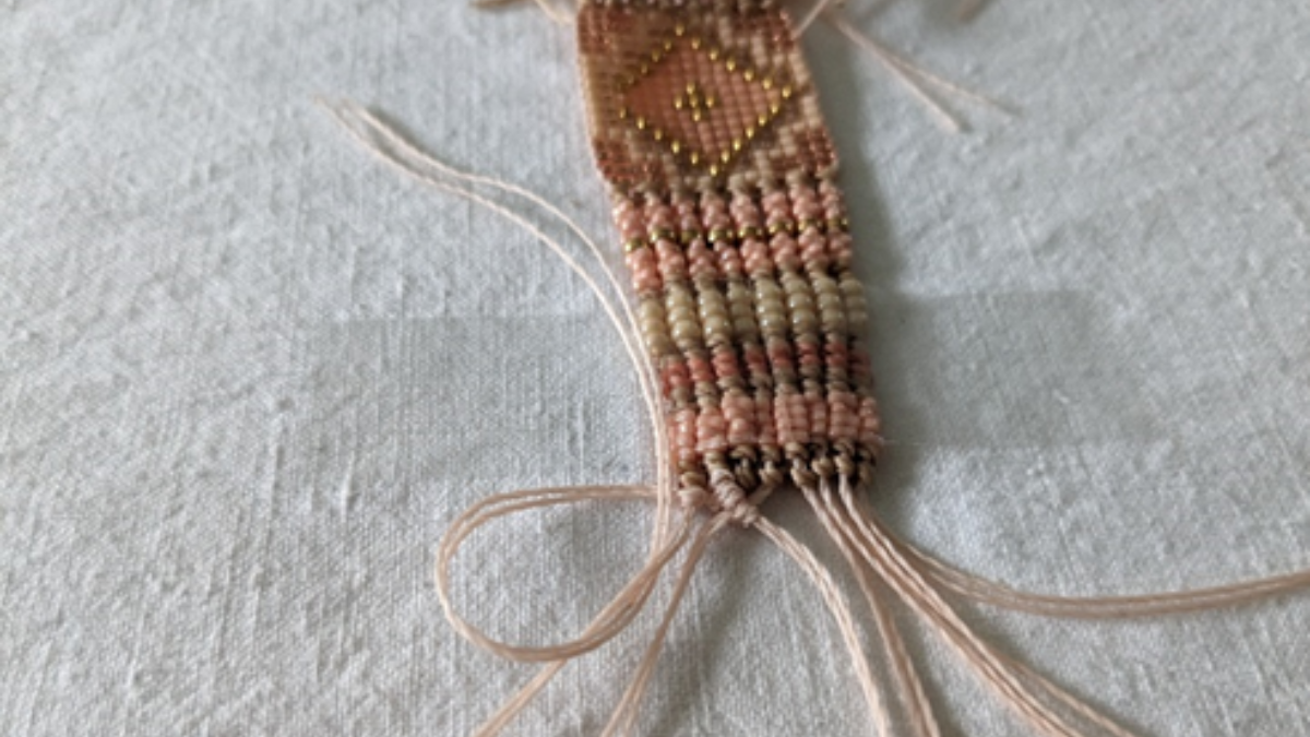 Pulsera con tejido central y micro macramé : Paso 14 Pulsera con tejido central y micro macramé : Paso 14