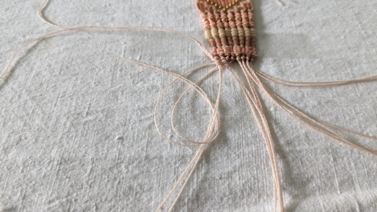 Pulsera con tejido central y micro macramé : Paso 15 Pulsera con tejido central y micro macramé : Paso 15