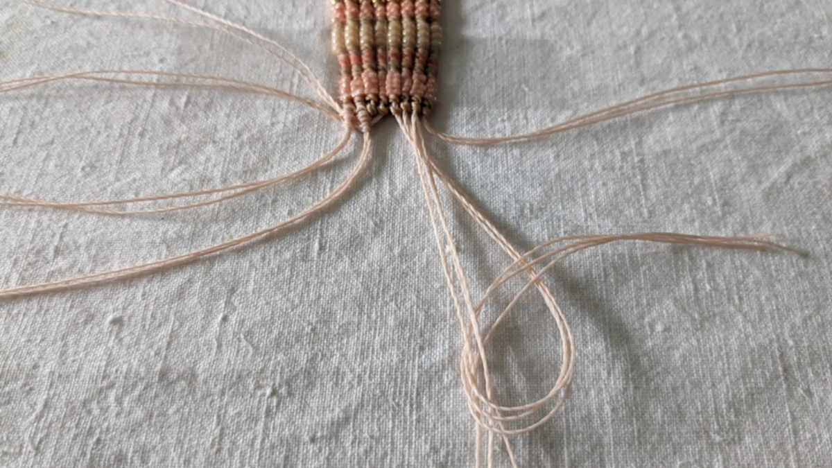 Pulsera con tejido central y micro macramé : Paso 16 Pulsera con tejido central y micro macramé : Paso 16