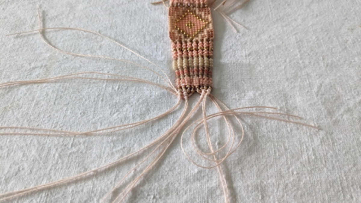 Pulsera con tejido central y micro macramé : Paso 17 Pulsera con tejido central y micro macramé : Paso 17