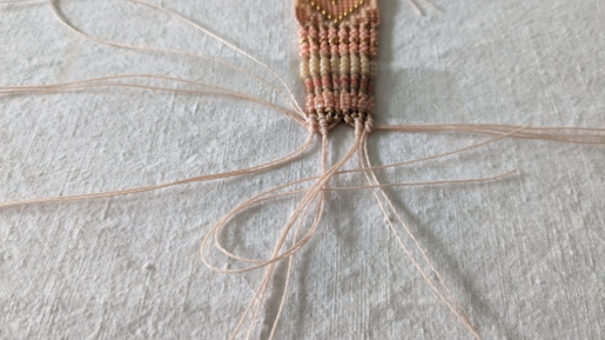 Pulsera con tejido central y micro macramé : Paso 18 Pulsera con tejido central y micro macramé : Paso 18