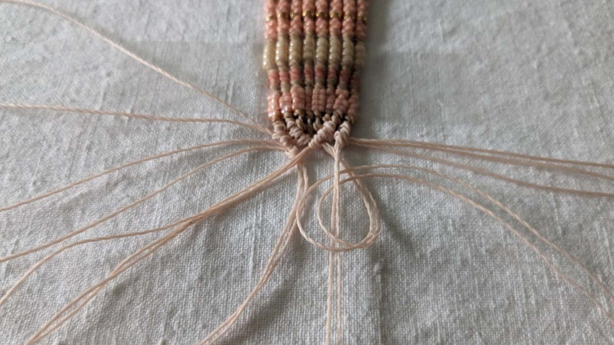 Pulsera con tejido central y micro macramé : Paso 19 Pulsera con tejido central y micro macramé : Paso 19