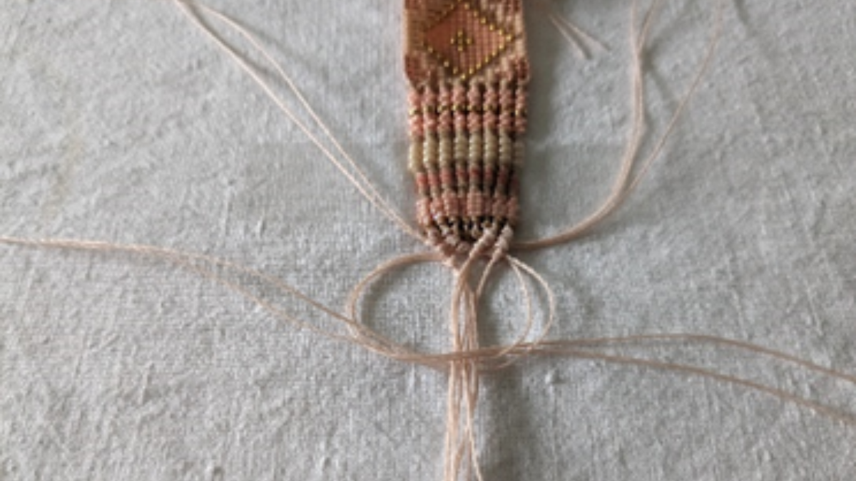 Pulsera con tejido central y micro macramé : Paso 20 Pulsera con tejido central y micro macramé : Paso 20