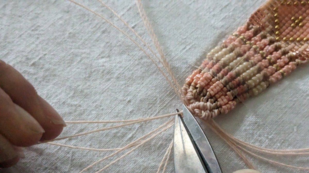 Pulsera con tejido central y micro macramé : Paso 21 Pulsera con tejido central y micro macramé : Paso 21