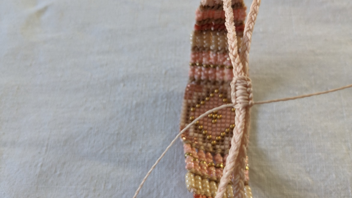 Pulsera con tejido central y micro macramé : Paso 23 Pulsera con tejido central y micro macramé : Paso 23