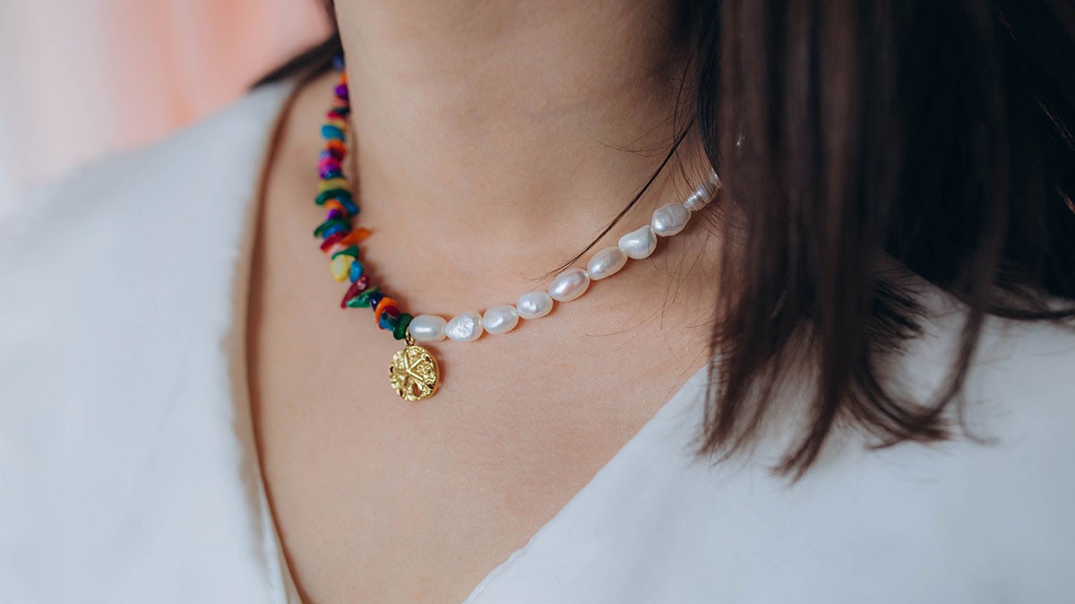 Collar con perlas de agua dulce y cuentas de concha chip