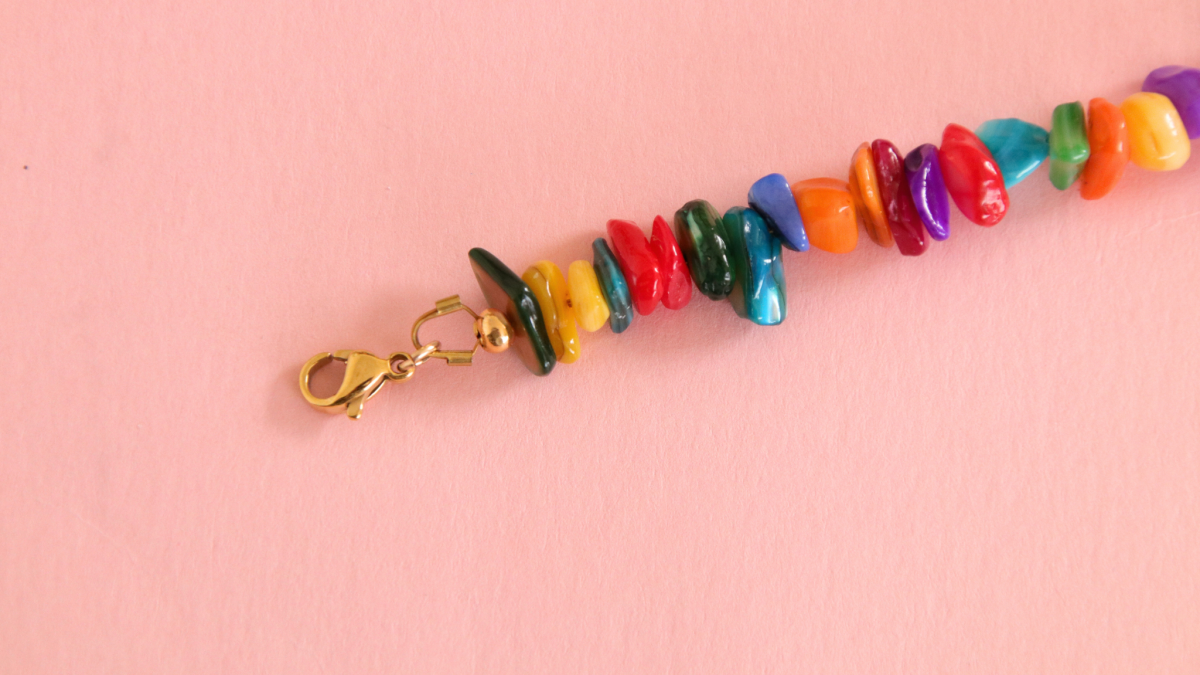 Collar con perlas de agua dulce y cuentas de concha chip : Paso 7