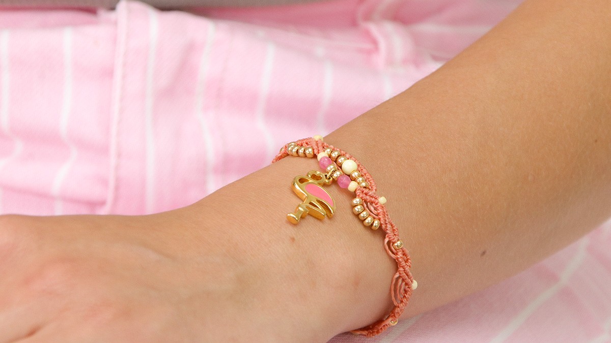 Pulsera de verano en micromacramé