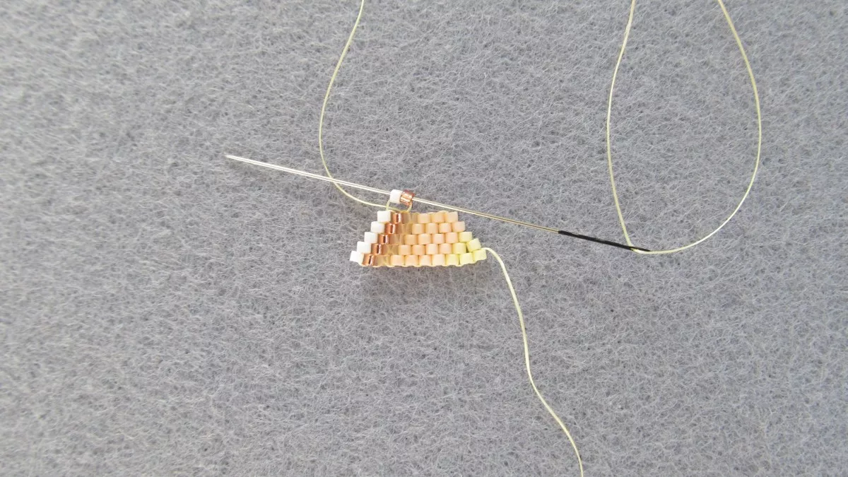 Pendientes con flecos de perlas miyuki : Paso 2