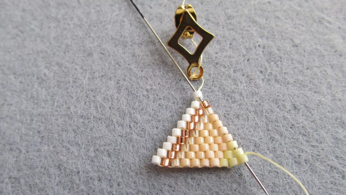 Pendientes con flecos de perlas miyuki : Paso 3