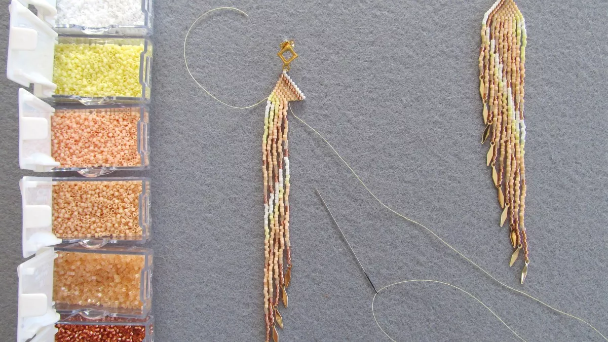 Pendientes con flecos de perlas miyuki : Paso 6