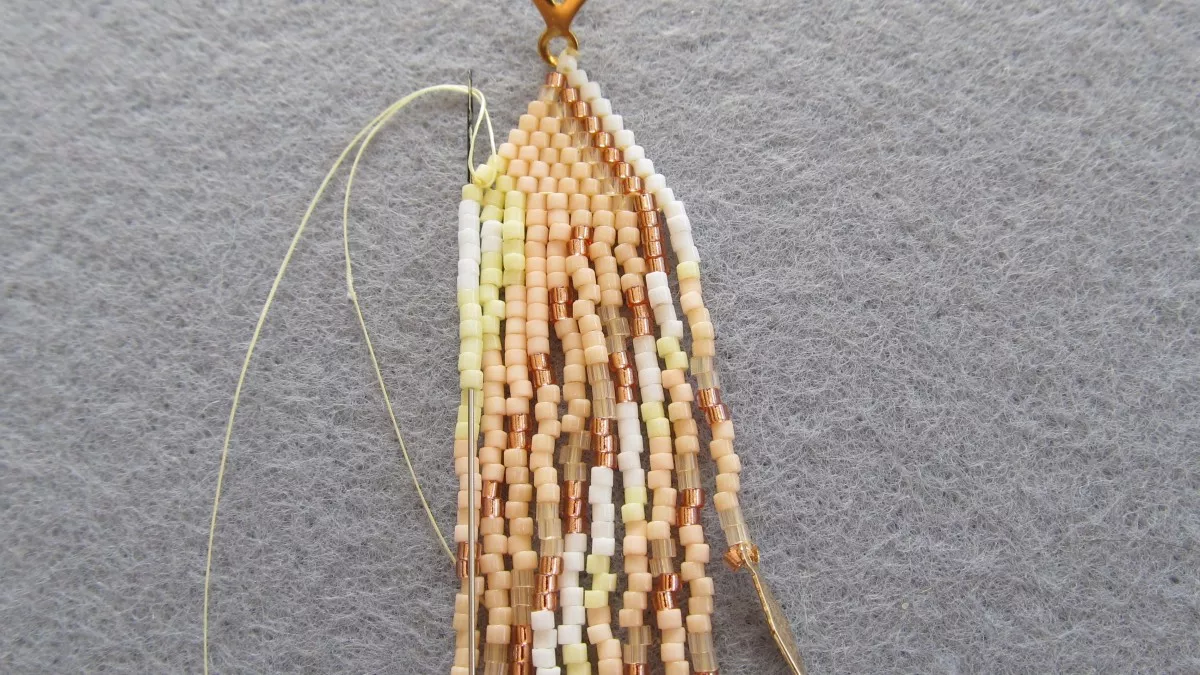 Pendientes con flecos de perlas miyuki : Paso 7