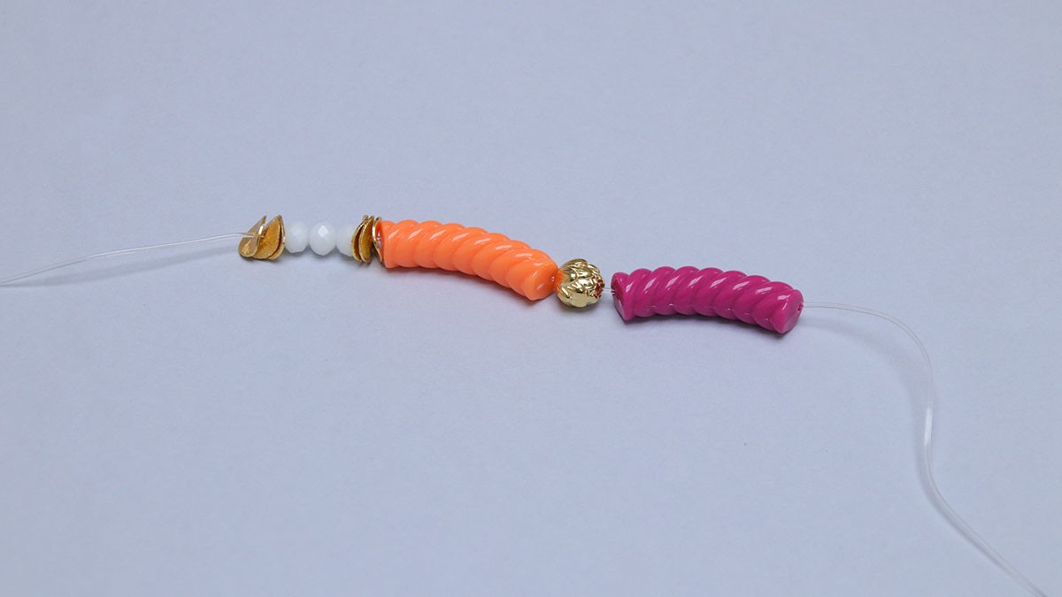 Pulseras elásticas con cuentas tubulares de fantasía : Paso 1 Pulseras elásticas con cuentas tubulares de fantasía : Paso 1