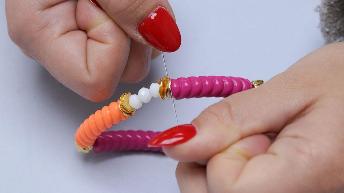 Pulseras elásticas con cuentas tubulares de fantasía : Paso 2 Pulseras elásticas con cuentas tubulares de fantasía : Paso 2