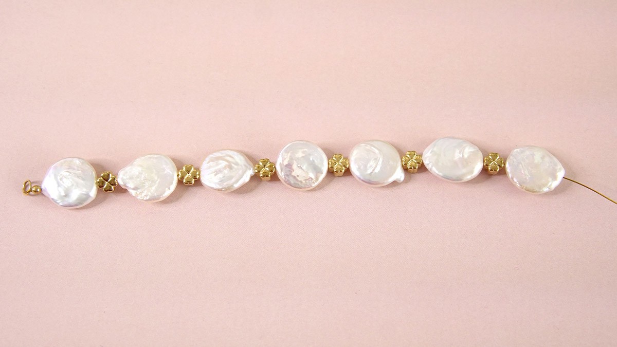 Pulsera de discos de perlas de agua dulce : Paso 2