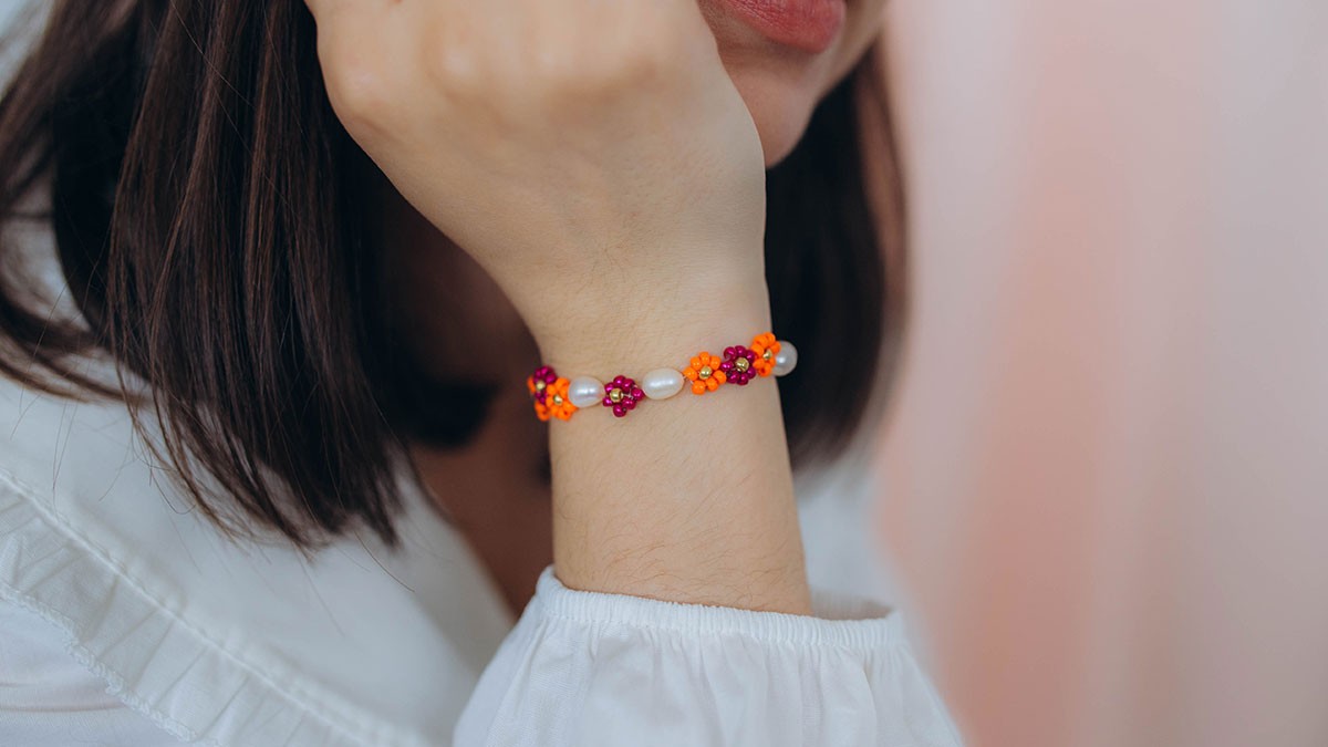 Pulsera flor de perlas de agua dulce y rocallas