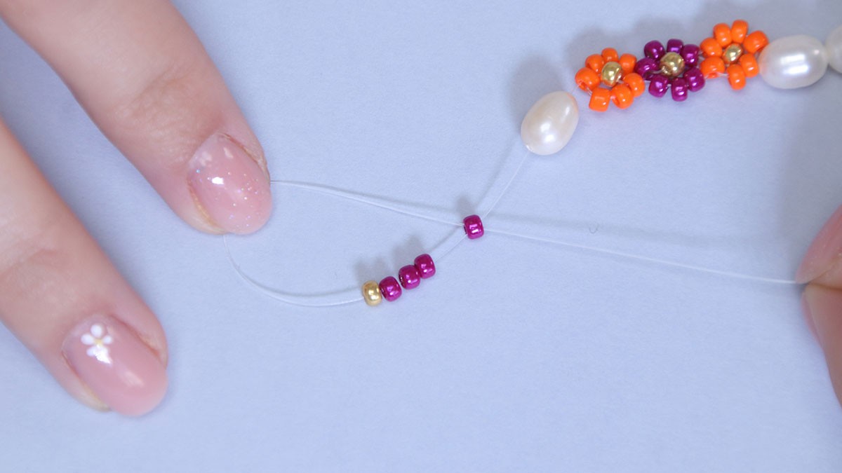 Pulsera flor de perlas de agua dulce y rocallas : Paso 2 Pulsera flor de perlas de agua dulce y rocallas : Paso 2