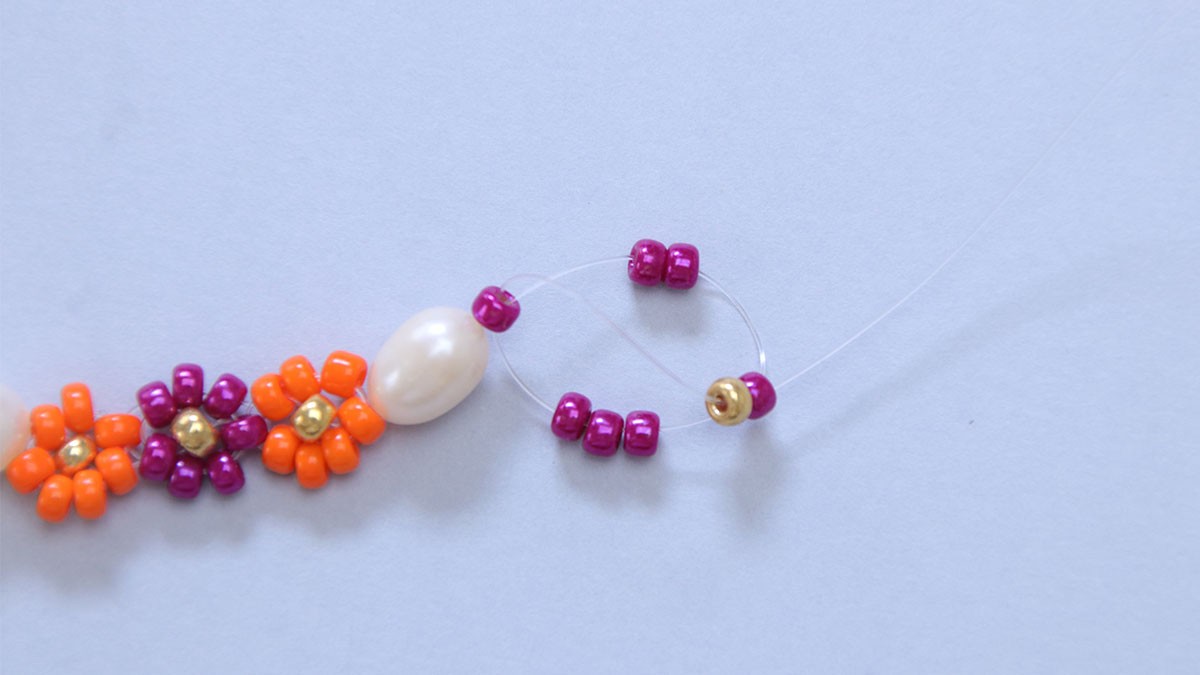 Pulsera flor de perlas de agua dulce y rocallas : Paso 3 Pulsera flor de perlas de agua dulce y rocallas : Paso 3