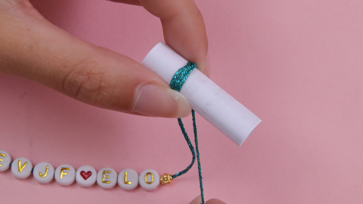 Pulseras para despedida de soltera con hilo metalizado y cuentas con letras : Paso 2 Pulseras para despedida de soltera con hilo metalizado y cuentas con letras : Paso 2