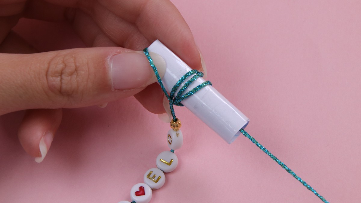 Pulseras para despedida de soltera con hilo metalizado y cuentas con letras : Paso 3 Pulseras para despedida de soltera con hilo metalizado y cuentas con letras : Paso 3