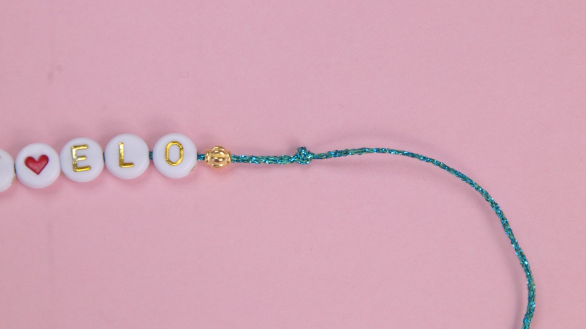 Pulseras para despedida de soltera con hilo metalizado y cuentas con letras : Paso 4 Pulseras para despedida de soltera con hilo metalizado y cuentas con letras : Paso 4