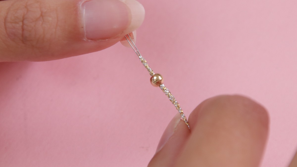 Pulseras para despedida de soltera con hilo metalizado y cuentas con letras : Paso 6 Pulseras para despedida de soltera con hilo metalizado y cuentas con letras : Paso 6