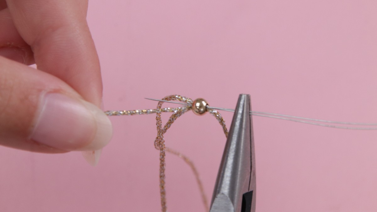 Pulseras para despedida de soltera con hilo metalizado y cuentas con letras : Paso 7 Pulseras para despedida de soltera con hilo metalizado y cuentas con letras : Paso 7