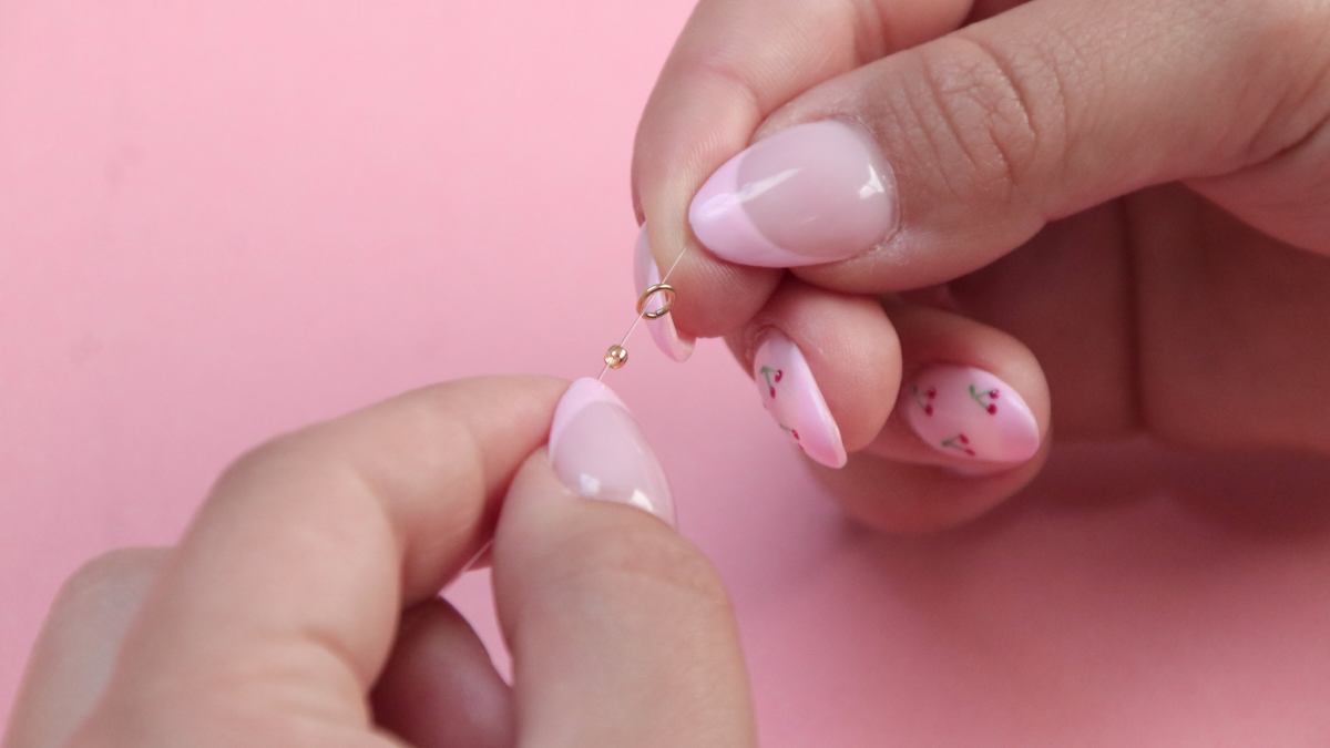 Collar de perlas blancas y azules para el verano - Rocallas Miyuki y perlas de agua dulce : Paso 3