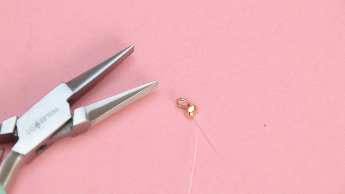 Collar de perlas blancas y azules para el verano - Rocallas Miyuki y perlas de agua dulce : Paso 5