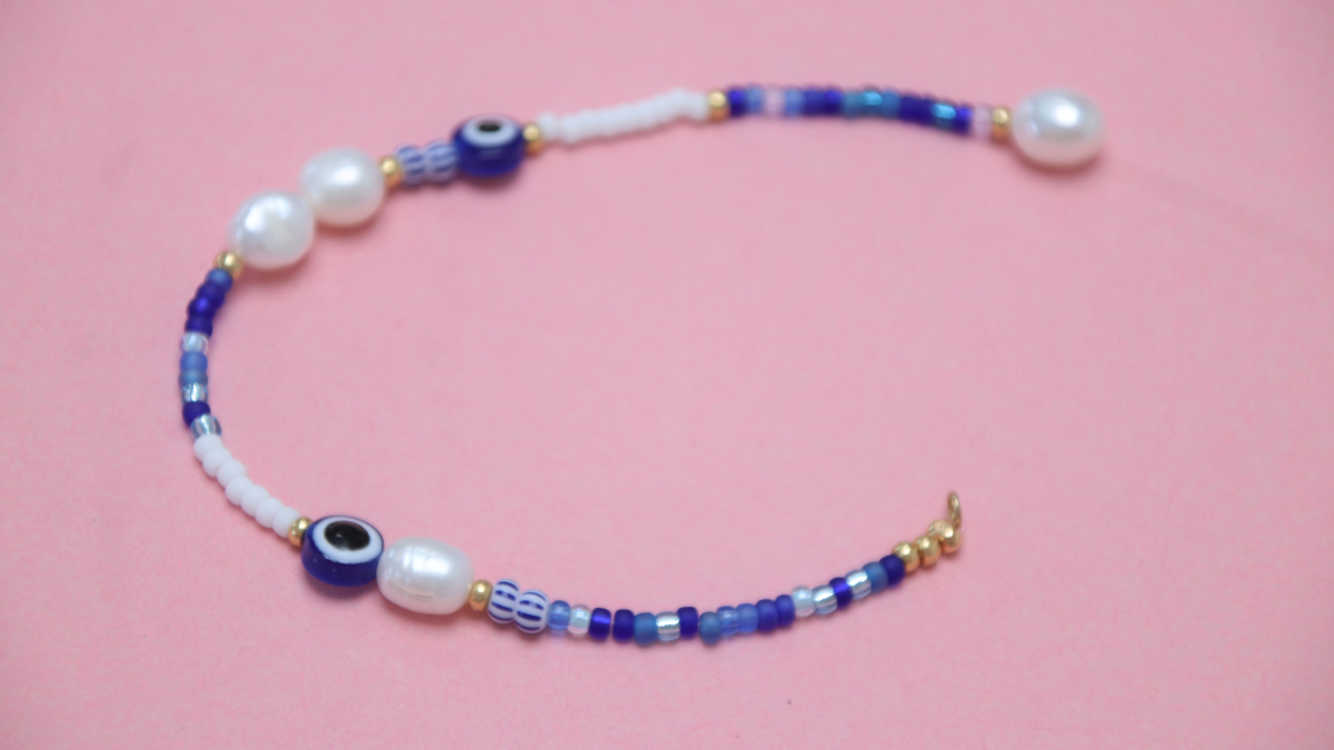 Collar de perlas blancas y azules para el verano - Rocallas Miyuki y perlas de agua dulce : Paso 6