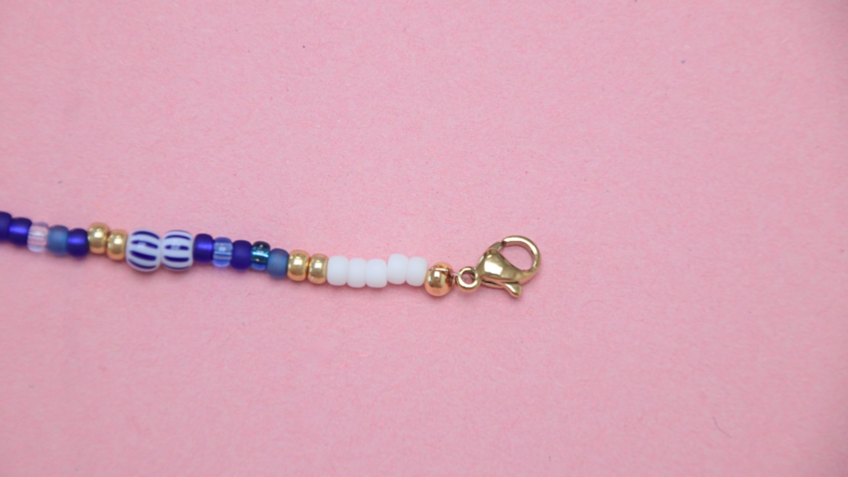 Collar de perlas blancas y azules para el verano - Rocallas Miyuki y perlas de agua dulce : Paso 7