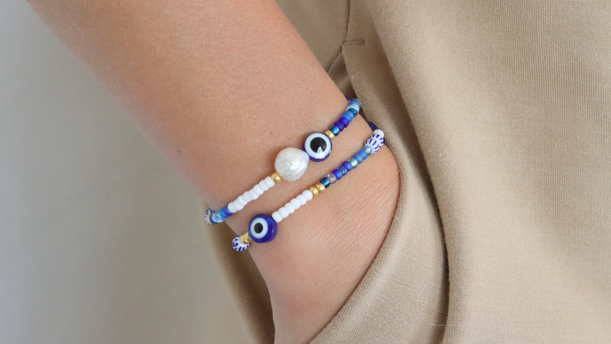 Collar de perlas blancas y azules para el verano - Rocallas Miyuki y perlas de agua dulce : Paso 8