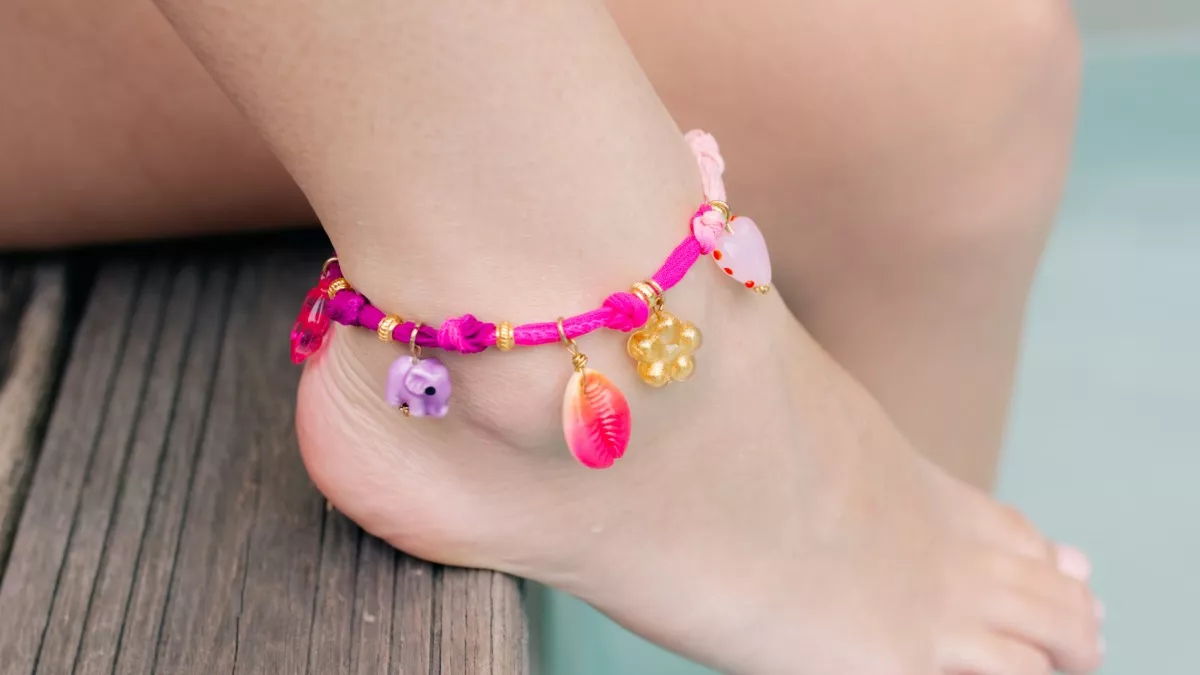 Tobillera con charms y cinta de seda