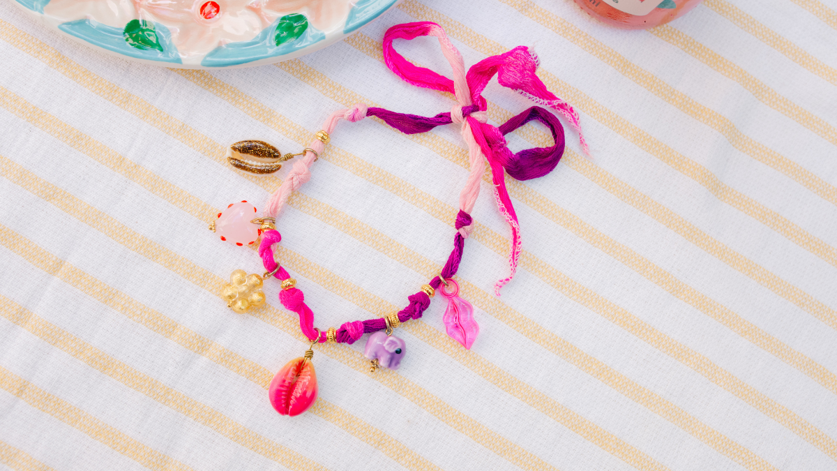 Esquema Tobillera con charms y cinta de seda Esquema Tobillera con charms y cinta de seda