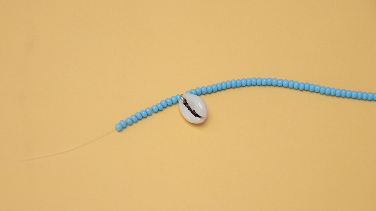 Collar de cuentas de rocalla y conchas de cauri : Paso 5 Collar de cuentas de rocalla y conchas de cauri : Paso 5