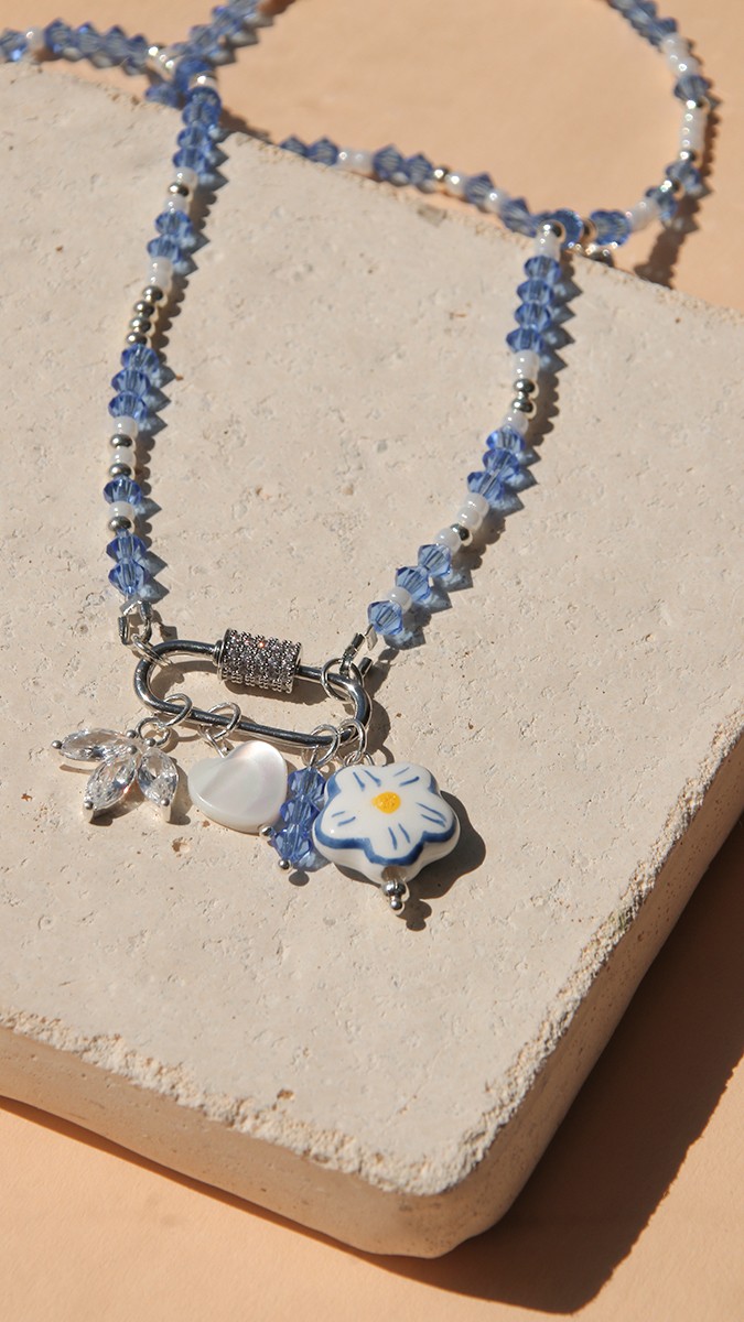 Esquema Collar con cierre de langosta, peonzas azules y acumulación de charms
