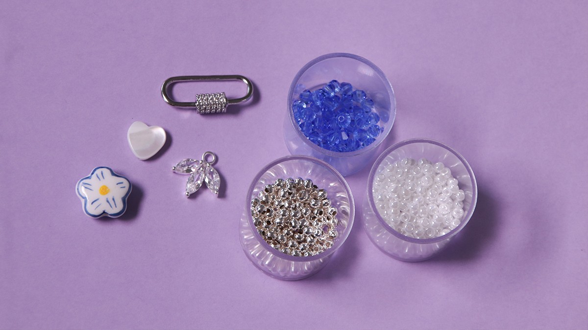 Collar con cierre de langosta, peonzas azules y acumulación de charms : Paso 1