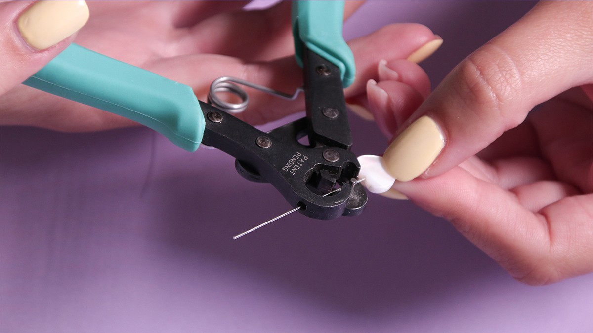 Collar con cierre de langosta, peonzas azules y acumulación de charms : Paso 3