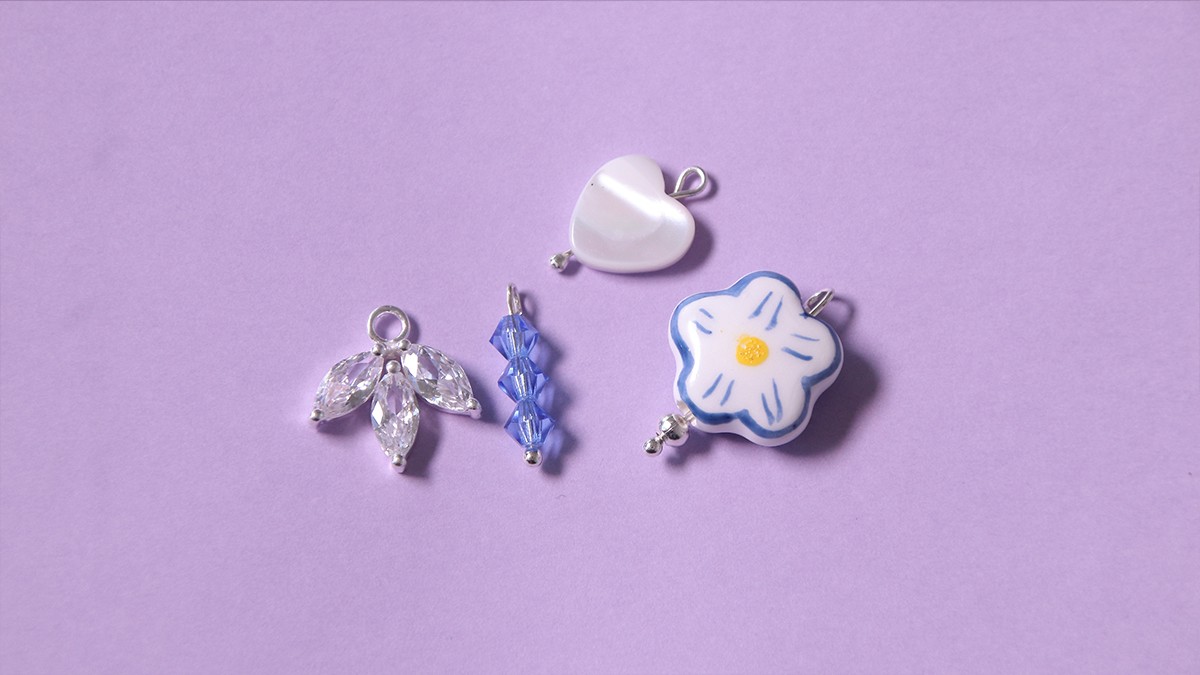 Collar con cierre de langosta, peonzas azules y acumulación de charms : Paso 4