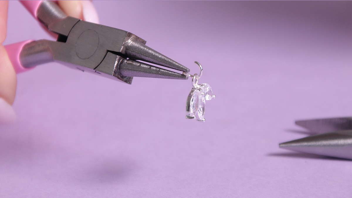 Collar con cierre de langosta, peonzas azules y acumulación de charms : Paso 10