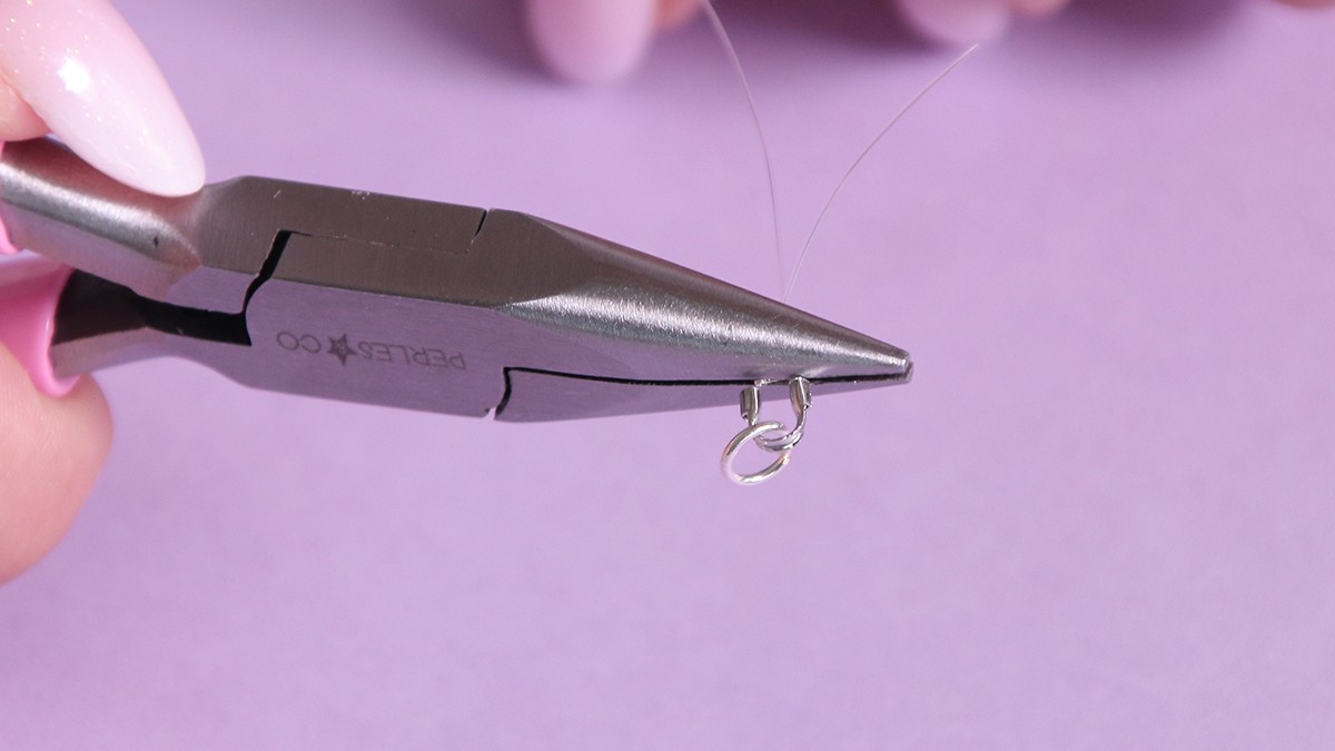 Collar con cierre de langosta, peonzas azules y acumulación de charms : Paso 6