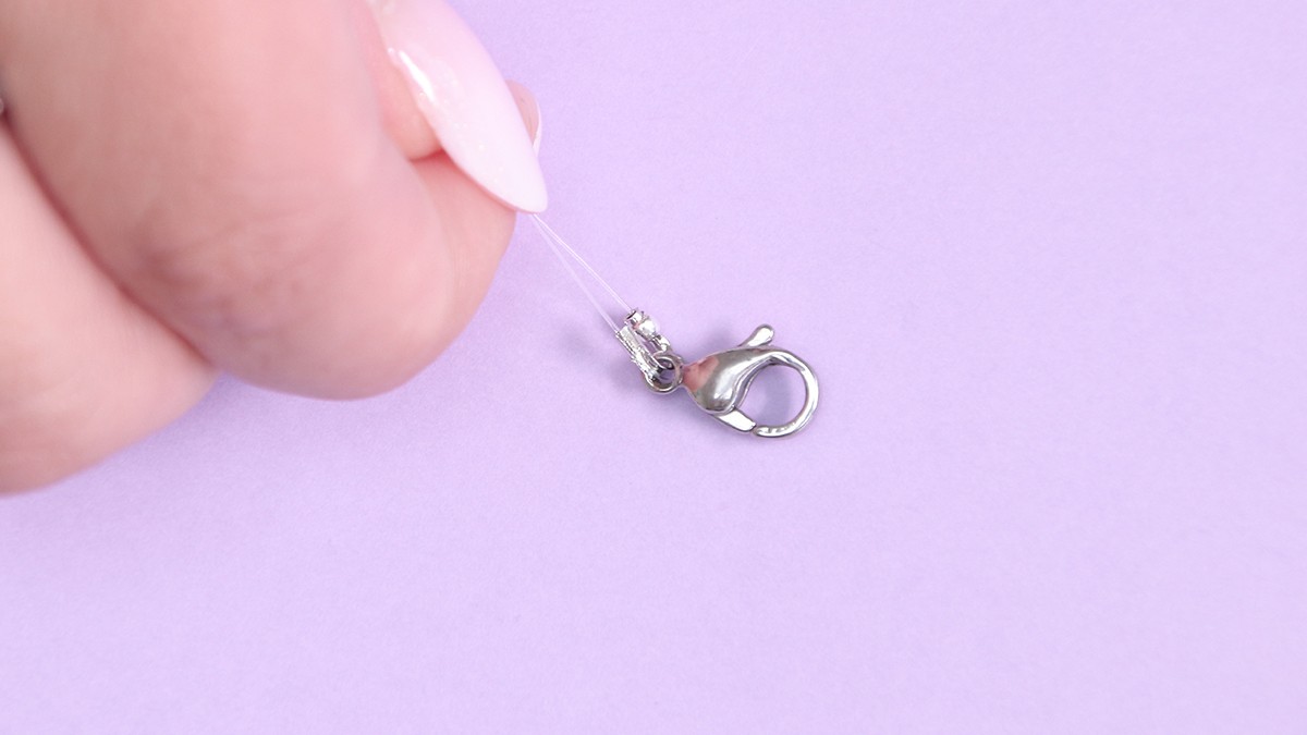 Collar con cierre de langosta, peonzas azules y acumulación de charms : Paso 8