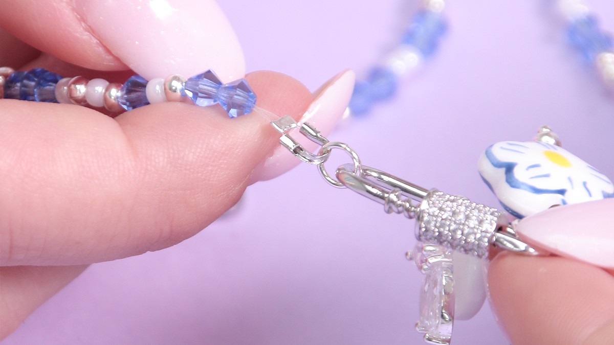 Collar con cierre de langosta, peonzas azules y acumulación de charms : Paso 9