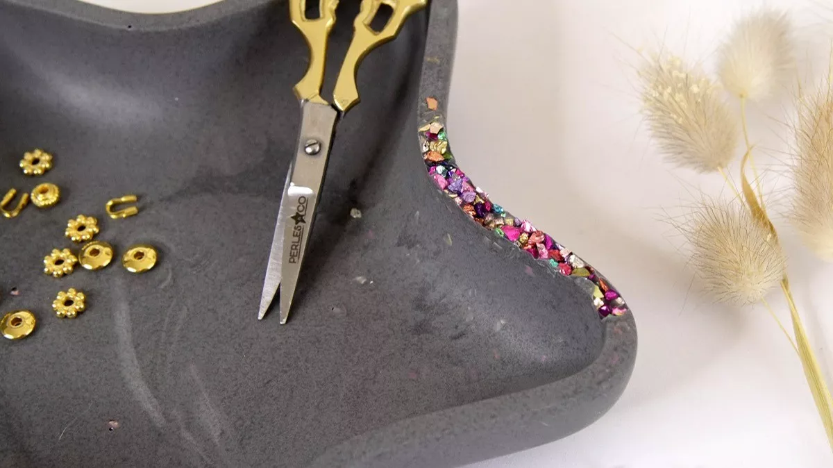 Esquema Plato de conchas y estrellas de mar en Jesmonite y virutas de purpurina