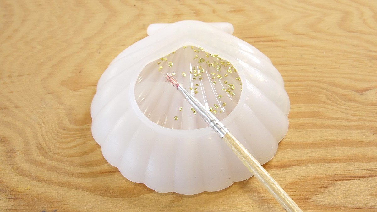 Plato de conchas y estrellas de mar en Jesmonite y virutas de purpurina : Paso 1