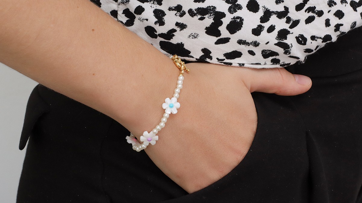 Esquema Pulsera de margaritas y perlas de agua dulce