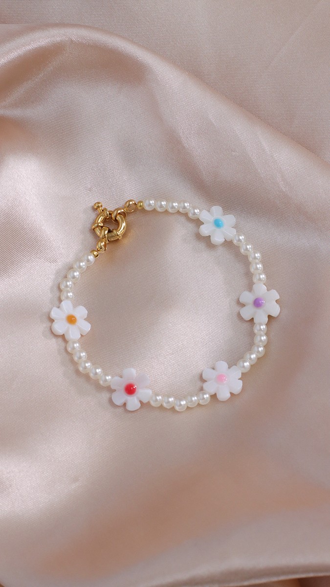Esquema Pulsera de margaritas y perlas de agua dulce