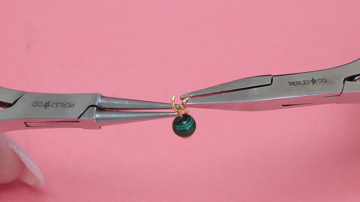 Pendientes de aro con múltiples dijes y piedras naturales : Paso 2 Pendientes de aro con múltiples dijes y piedras naturales : Paso 2