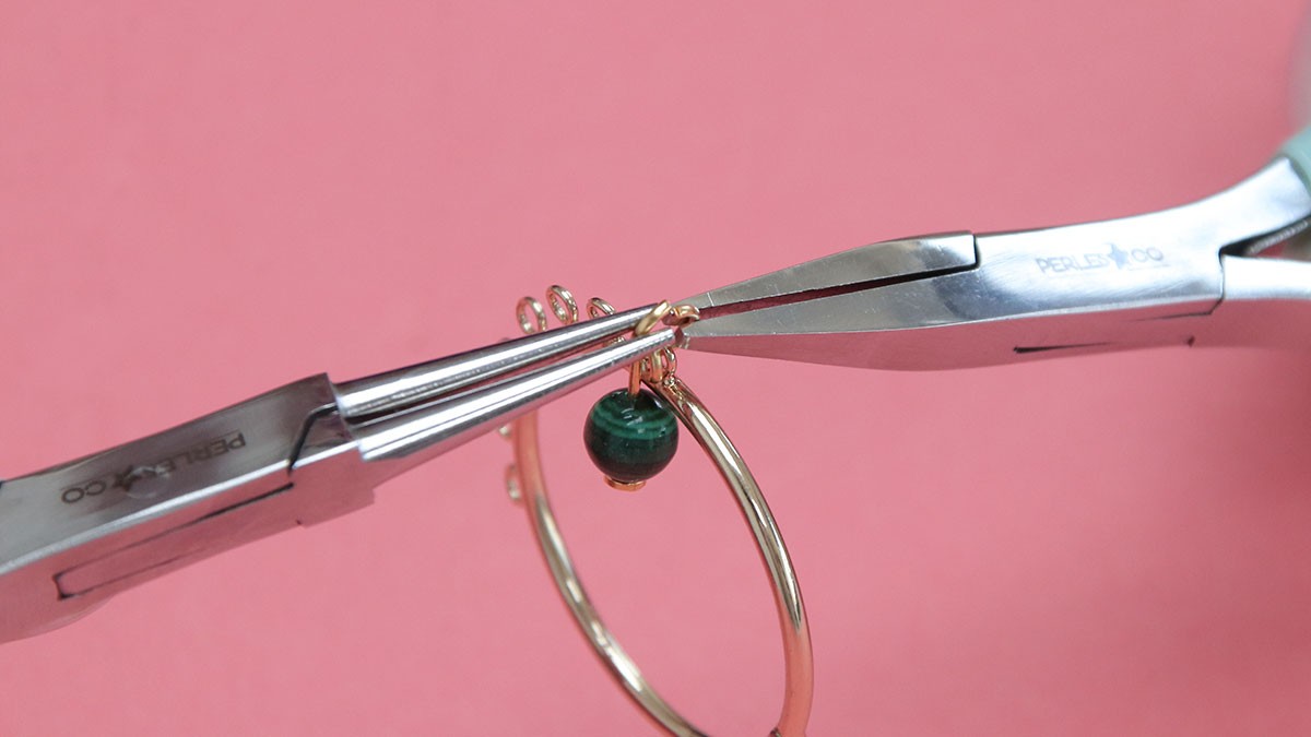 Pendientes de aro con múltiples dijes y piedras naturales : Paso 3 Pendientes de aro con múltiples dijes y piedras naturales : Paso 3