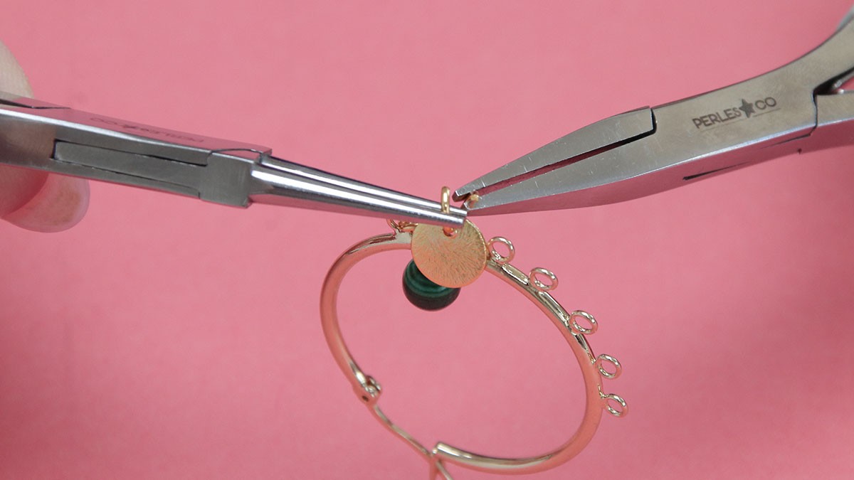 Pendientes de aro con múltiples dijes y piedras naturales : Paso 4 Pendientes de aro con múltiples dijes y piedras naturales : Paso 4